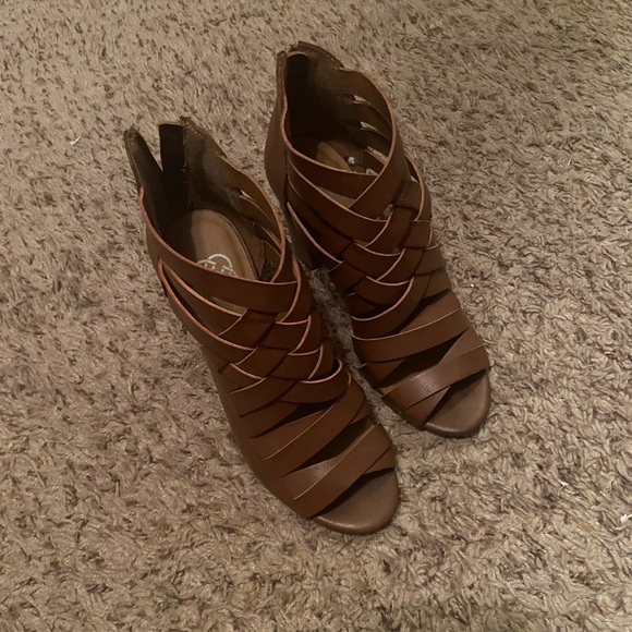 Heels! - Picture 2 of 4